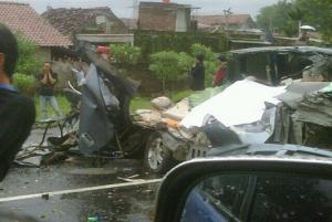  Kecelakaan Truk &amp; Honda CRV di Km 9 Tol Cikunir Arah Cikampek